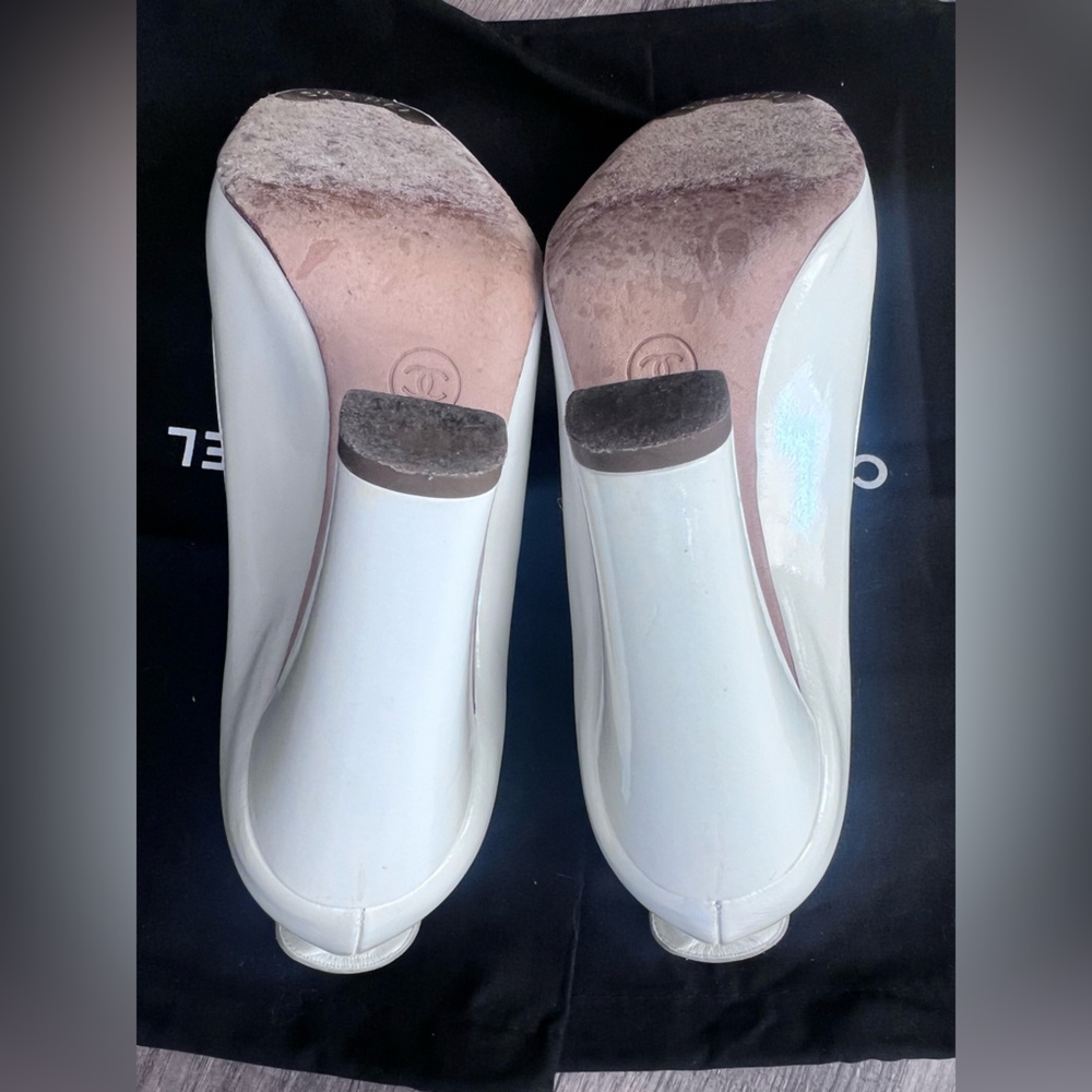 Vintage Chanel pumps Elegant White and Black Women's Heels EUC Womens 8 - Picture 8 of 11